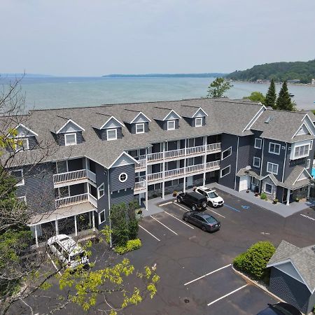 טראוורס סיטי 103 North Shore Inn מראה חיצוני תמונה