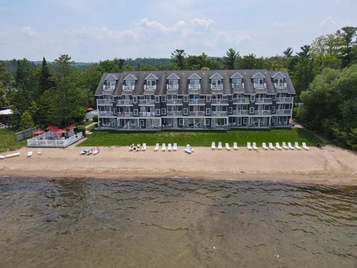 טראוורס סיטי 103 North Shore Inn מראה חיצוני תמונה