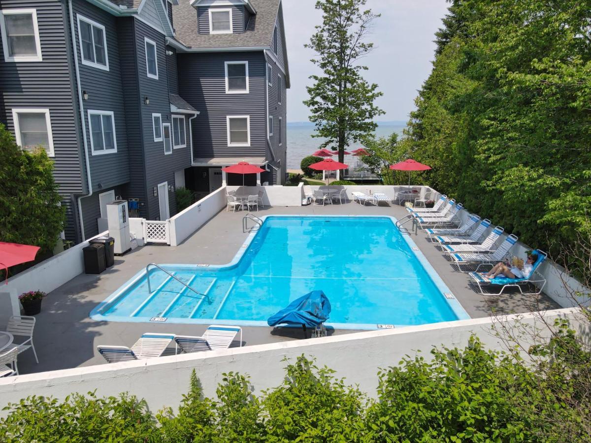 טראוורס סיטי 103 North Shore Inn מראה חיצוני תמונה