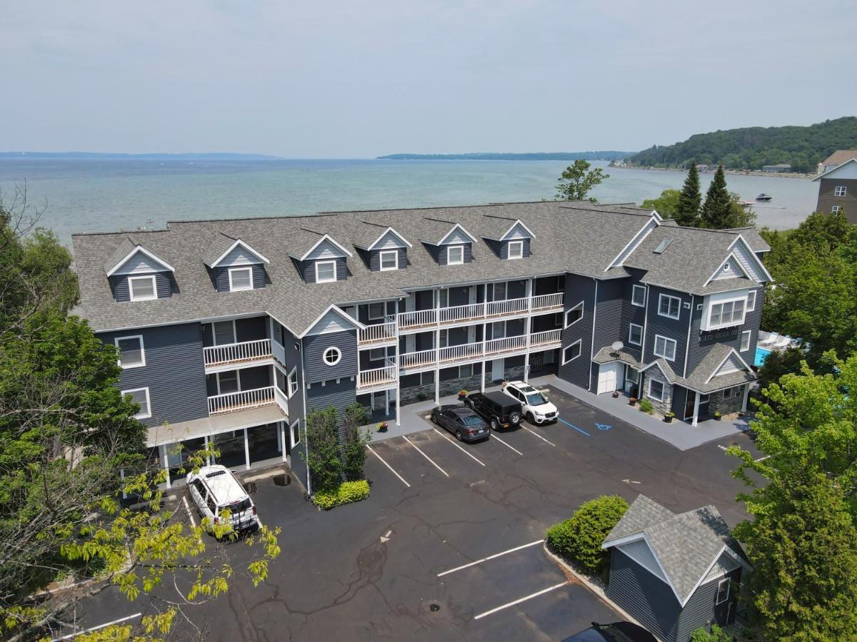 טראוורס סיטי 103 North Shore Inn מראה חיצוני תמונה