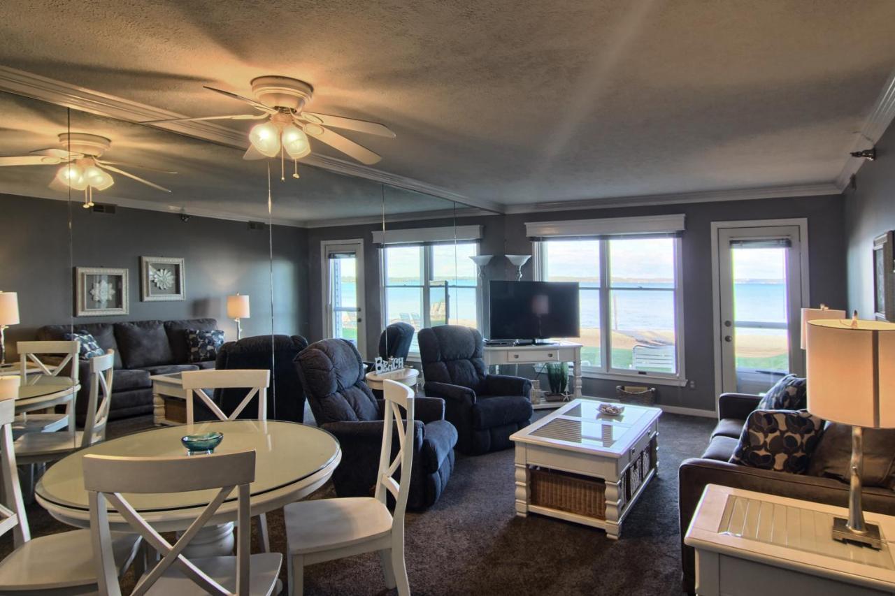 טראוורס סיטי 103 North Shore Inn מראה חיצוני תמונה