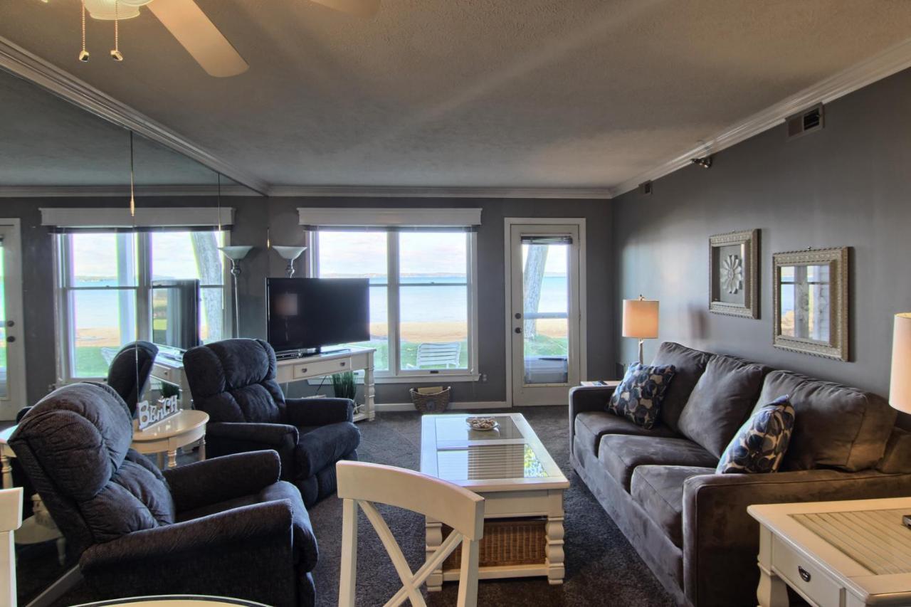 טראוורס סיטי 103 North Shore Inn מראה חיצוני תמונה