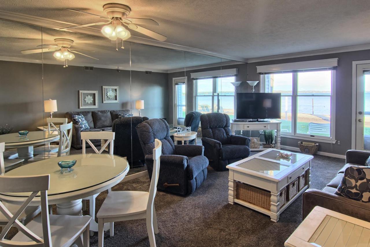 טראוורס סיטי 103 North Shore Inn מראה חיצוני תמונה